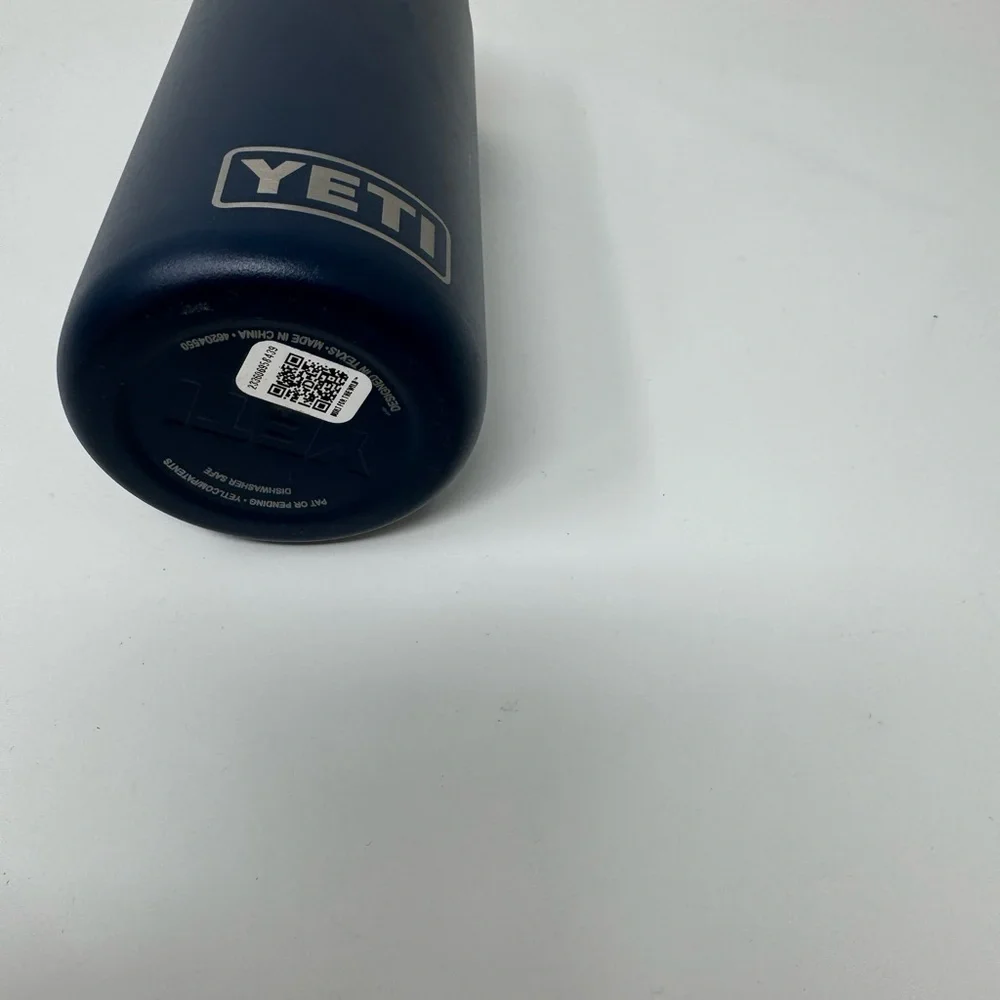 YETI Navy Matte Slim Can Colster‎